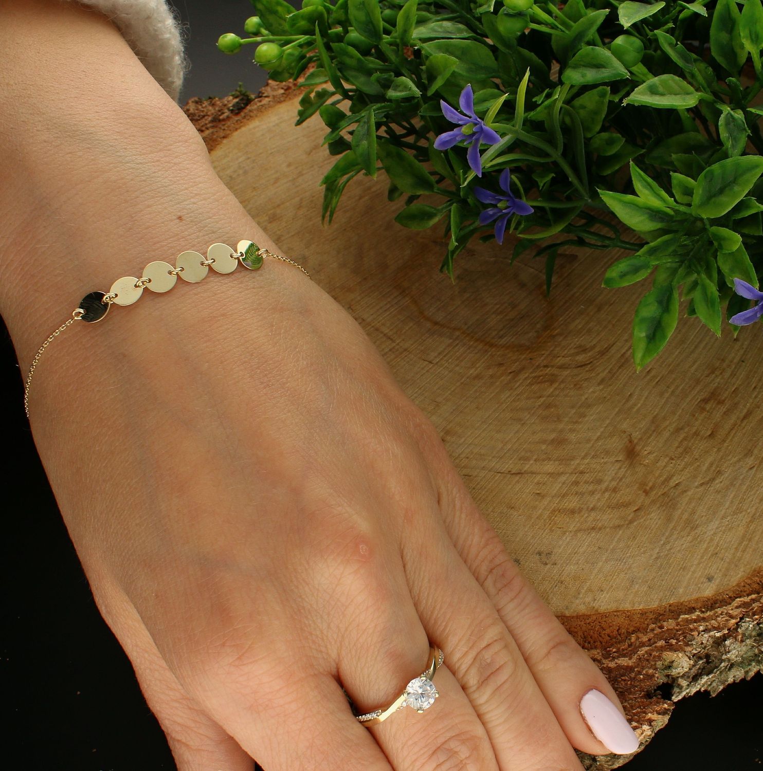 Bransoletka złota 333 celebrytka z okrągłymi blaszkami BR 4871A 333. Bransoletka złota damska. Złota bransoletka o nowoczesnym wzorze. Bransoletka damska złota celebrytka. Złota bransoletka idealna na prezent. Bransoletka na.jpg